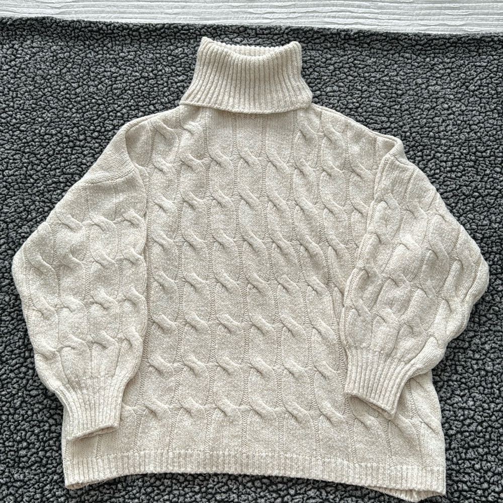 Stradivarius cable knit sweater. Size S. Great condition